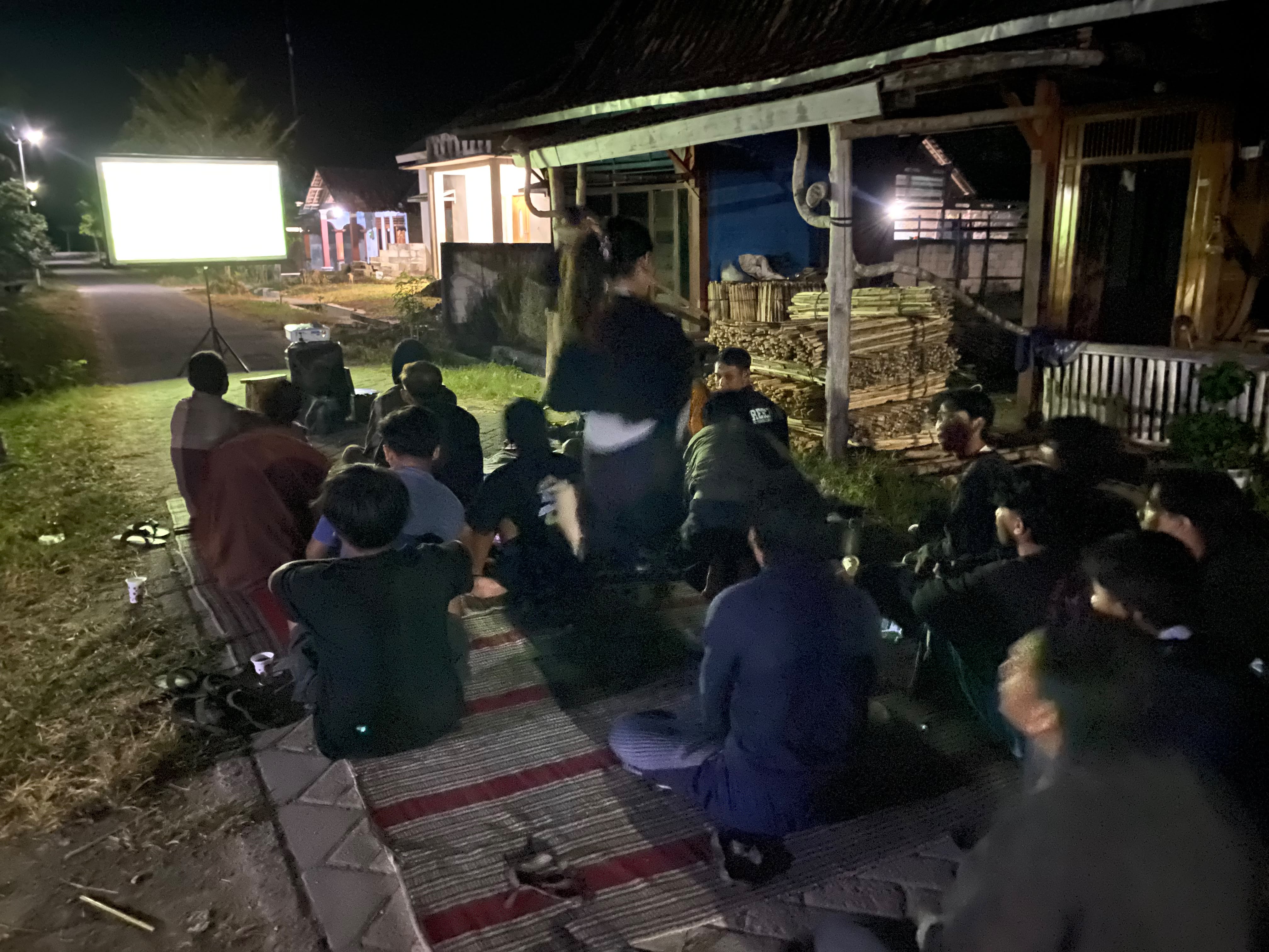 Serunya Nobar Final Piala Dunia 2026, KKN UNS dan Warga Desa Bergolo Larut dalam Kebersamaan